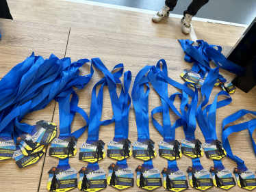 Фонд закупает инвентарь для школ, проводит спортивные турниры, построил баскетбольную площадку в поселке Бородянка возле столицы.