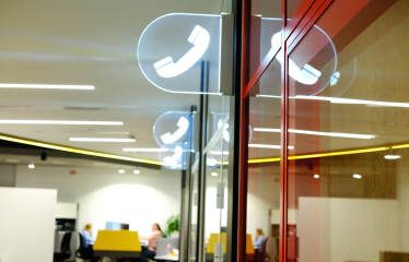 «МакДональдс»&amp;nbsp;реконструировали офис. В нем нет фиксированных мест, есть лаунж-зона с камином и новые рабочие зоны. Как это помогает коллаборациям команд /Фото 9