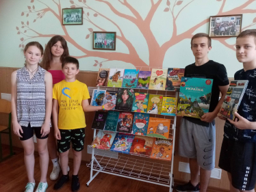 Фонд призван помочь детям развивать свою фантазию, в частности благодаря чтению. В этом году они потратили около 600 000 грн на книги для школ и библиотек, в приоритете – сельские общины.