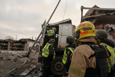 Росія атакувала Київ ракетами та «Шахедами»: є загиблі та руйнування /Фото 4