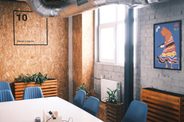 «Классные решения редко рождаются в переговорках». Как выглядит офис IT-компании EVO, где сотрудники самостоятельно могут оформлять пространство /Фото 54