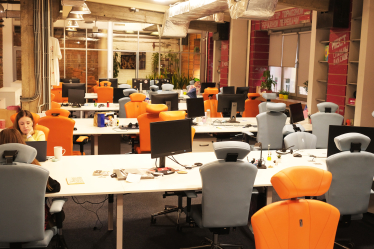 Как смешать «экстравертные» и «интровертные» отделы в одном офисе? Медиакомпания AIR Media-Tech, кажется, нашла решение. Что у нее получилось /Фото 12