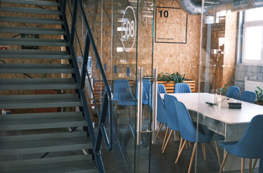 «Классные решения редко рождаются в переговорках». Как выглядит офис IT-компании EVO, где сотрудники самостоятельно могут оформлять пространство /Фото 32