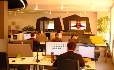 «МакДональдс»&amp;nbsp;реконструировали офис. В нем нет фиксированных мест, есть лаунж-зона с камином и новые рабочие зоны. Как это помогает коллаборациям команд /Фото 3