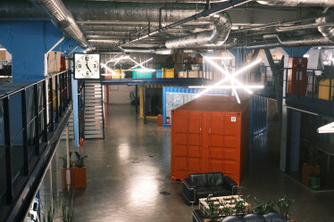 «Классные решения редко рождаются в переговорках». Как выглядит офис IT-компании EVO, где сотрудники самостоятельно могут оформлять пространство /Фото 3