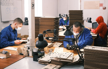 Ugears делает 100 000 3D-пазлов в месяц и продает их в 85 стран. Как выглядит производство этих необычных игрушек /Фото 17