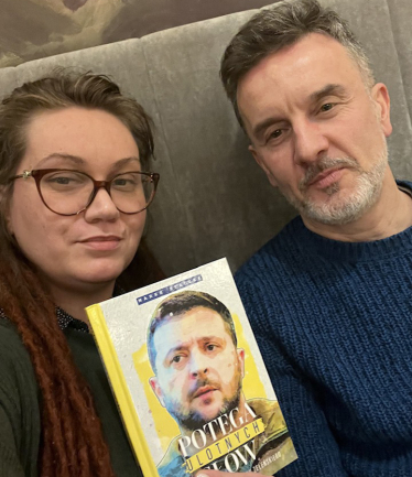 В Olean вийшов розбір комунікаційних прийомів публічних виступів Володимира Зеленського польського автора Марека Стончека «Могутність невловимих слів» /з особистого архiву