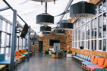 «Классные решения редко рождаются в переговорках». Как выглядит офис IT-компании EVO, где сотрудники самостоятельно могут оформлять пространство /Фото 45