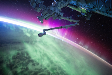 Северное сияние и манипулятор Canadarm. Фото: NASA, Скотт Келли