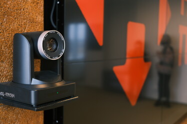 «Тиха» кімната, десятки дощок і ніяких стін. Як виглядає простір, де створюють ідеї в «Новій Пошті» /Фото 11