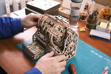 Ugears делает 100 000 3D-пазлов в месяц и продает их в 85 стран. Как выглядит производство этих необычных игрушек /Фото 4