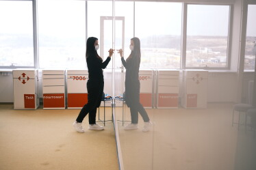 «Тиха» кімната, десятки дощок і ніяких стін. Як виглядає простір, де створюють ідеї в «Новій Пошті» /Фото 14