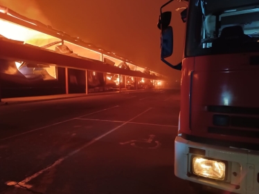 Росіяни вночі обстріляли Херсон, горіла будівля ТЦ «Епіцентр» (фото) /Фото 1