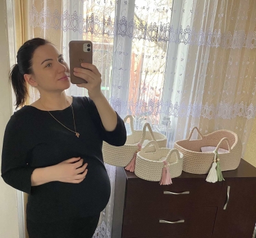 Харків'янка Любов Коробкіна, 31, навіть під бомбардуваннями продовжує в'язати колиски для новонароджених, продаючи їх на американському маркетплейсі Etsy.