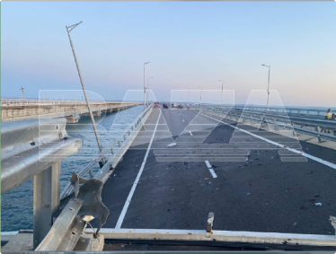 Росія заявила про пошкодження Кримського мосту, вночі там пролунали вибухи /Фото 4
