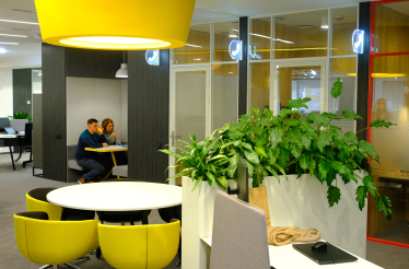 «МакДональдс»&amp;nbsp;реконструировали офис. В нем нет фиксированных мест, есть лаунж-зона с камином и новые рабочие зоны. Как это помогает коллаборациям команд /Фото 8