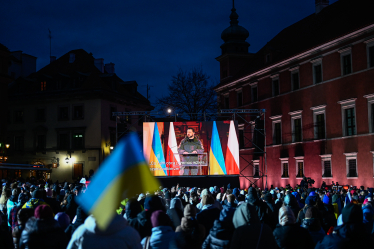 Украинцы и поляки смотрят речь президента Украины Владимира Зеленского на Королевской замковой площади во время первого официального визита в Польшу после полномасштабного вторжения РФ, 5 апреля 2023 года в Варшаве, Польша. /Getty Images