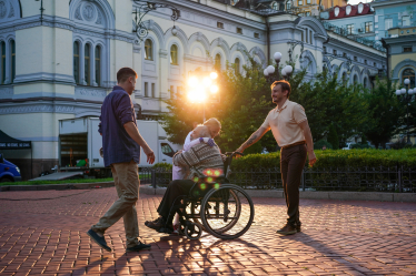 «При спине, суставах, фрустрации». Ностальгическая кампания Uklon, повторяющая приемы из рекламы лекарств, пива и духов, собрала 1,5 млн охвата за два дня. Как ее создавали и сколько могла стоить /Фото 2