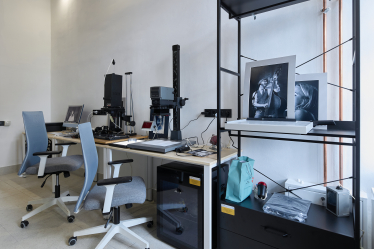 Облаштована студія аналогового та цифрового фото