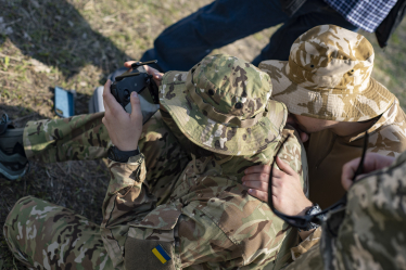 Навчити літати. В Україні з’явились майже два десятки шкіл операторів дронів. Як вони рятують життя військових і заощаджують гроші українців  /Фото 5