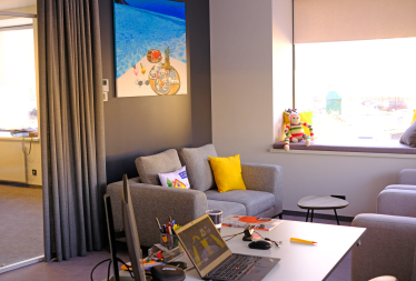 «МакДональдс»&amp;nbsp;реконструировали офис. В нем нет фиксированных мест, есть лаунж-зона с камином и новые рабочие зоны. Как это помогает коллаборациям команд /Фото 18