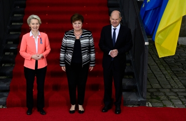 Президент Еврокомиссии Урсула фон дер Ляйен, директор МВФ Кристалина Георгиева и канцлер Германии Олаф Шольц на конференции по восстановлению Украины в Берлине /Getty Images