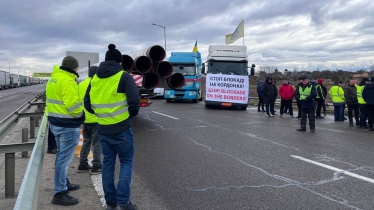 Українські перевізники почали акції протесту на трьох пунктах пропуску у відповідь на дії польських фермерів /Фото 2