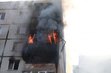 Росія обстріляла Запоріжжя, ракета влучила у багатоповерховий будинок (фото, відео) /Фото 1