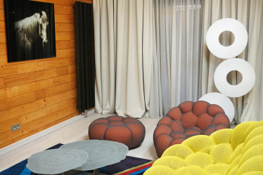 Загородный дом (почти) без дверей, с каминами и мебелью необычных форм. Как выглядит дом семьи львовских предпринимателей Лидии и Всеволода Биласов /Фото 26