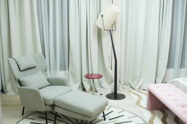 Загородный дом (почти) без дверей, с каминами и мебелью необычных форм. Как выглядит дом семьи львовских предпринимателей Лидии и Всеволода Биласов /Фото 20