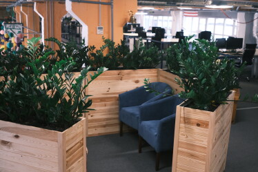 «Классные решения редко рождаются в переговорках». Как выглядит офис IT-компании EVO, где сотрудники самостоятельно могут оформлять пространство /Фото 10