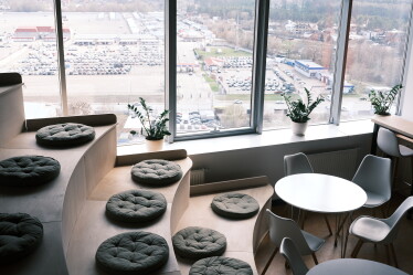 «Тиха» кімната, десятки дощок і ніяких стін. Як виглядає простір, де створюють ідеї в «Новій Пошті» /Фото 7