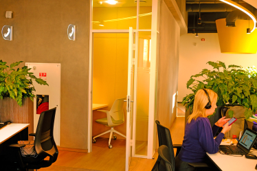 «МакДональдс»&amp;nbsp;реконструировали офис. В нем нет фиксированных мест, есть лаунж-зона с камином и новые рабочие зоны. Как это помогает коллаборациям команд /Фото 15