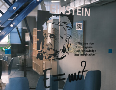 «Классные решения редко рождаются в переговорках». Как выглядит офис IT-компании EVO, где сотрудники самостоятельно могут оформлять пространство /Фото 33