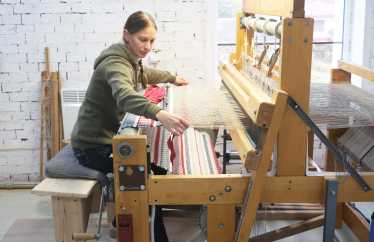 Нова місцева ткаля Олена Ларина. /Анна Наконечна