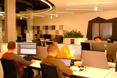 «МакДональдс»&amp;nbsp;реконструировали офис. В нем нет фиксированных мест, есть лаунж-зона с камином и новые рабочие зоны. Как это помогает коллаборациям команд /Фото 5