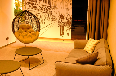 «МакДональдс»&amp;nbsp;реконструировали офис. В нем нет фиксированных мест, есть лаунж-зона с камином и новые рабочие зоны. Как это помогает коллаборациям команд /Фото 22