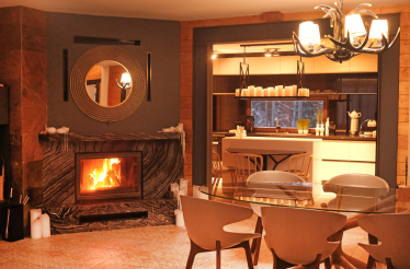 Заміський будинок (майже) без дверей, з камінами та меблями незвичних форм. Який на вигляд дім сім’ї львівських підприємців Біласів /Фото 4