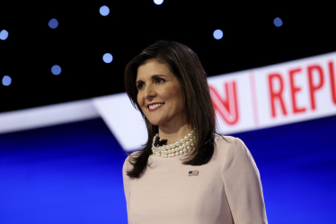 Никки Гейли на дебатах с Роном ДеСантисом перед праймериз в рамках выборов президента США 2024 /Getty Images
