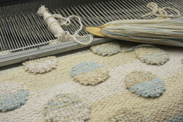 В роботі дизанерський килим POMPOM від шведської дизайнерки Eva Schildt. /Анна Наконечна