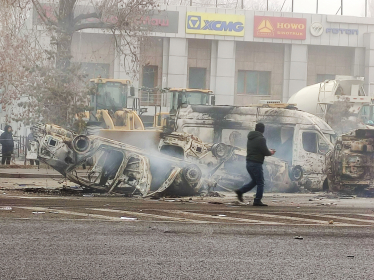 Казахстан охватили акции протеста из-за удорожания автогаза. Штурмуют админздания и жгут авто. Правительство ушло в отставку, акции местных компаний падают /Фото 2