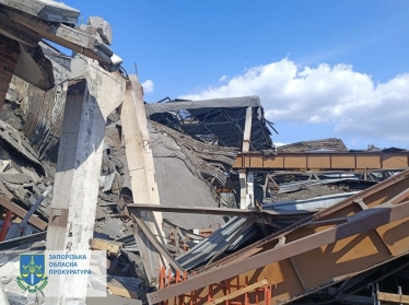 Россия ударила по предприятию в Запорожье, погибли три человека (фото) /Фото 1