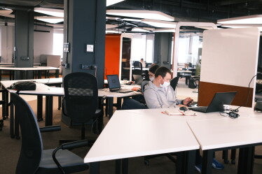 «Тиха» кімната, десятки дощок і ніяких стін. Як виглядає простір, де створюють ідеї в «Новій Пошті» /Фото 18