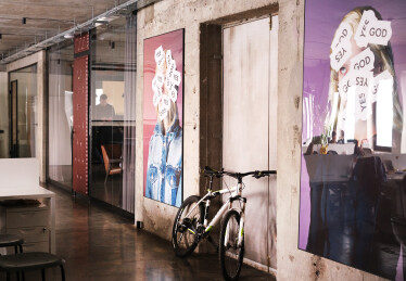 «Ми — плем'я. Ми цінуємо кожного». Як виглядає сміливий офіс креативного агентства Banda /Фото 11