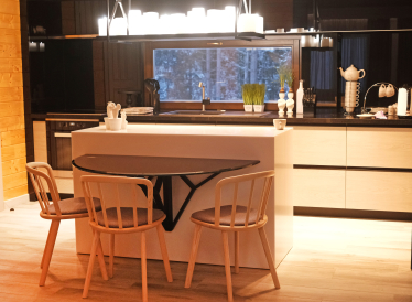 Загородный дом (почти) без дверей, с каминами и мебелью необычных форм. Как выглядит дом семьи львовских предпринимателей Лидии и Всеволода Биласов /Фото 28