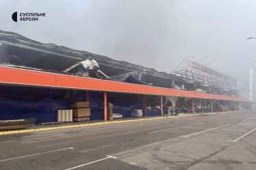 Росіяни вночі обстріляли Херсон, горіла будівля ТЦ «Епіцентр» (фото) /Фото 4