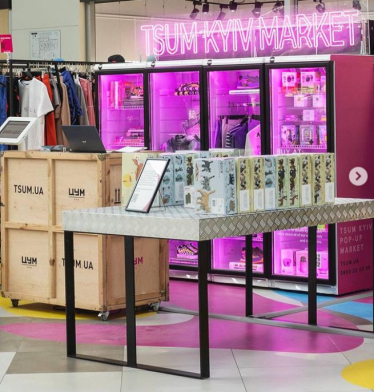 Нокдаун, але не кома. Попит на люксовий одяг обвалився на 70%. Що роблять продавці Gucci, Versace, Armani, щоб втриматися на плаву /Фото 2