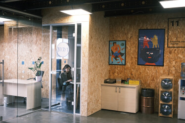 «Классные решения редко рождаются в переговорках». Как выглядит офис IT-компании EVO, где сотрудники самостоятельно могут оформлять пространство /Фото 19