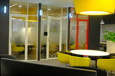 «МакДональдс»&amp;nbsp;реконструировали офис. В нем нет фиксированных мест, есть лаунж-зона с камином и новые рабочие зоны. Как это помогает коллаборациям команд /Фото 13