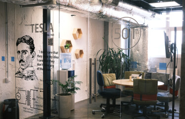 «Классные решения редко рождаются в переговорках». Как выглядит офис IT-компании EVO, где сотрудники самостоятельно могут оформлять пространство /Фото 36